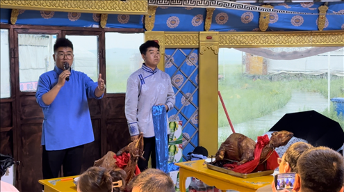 圖為草原蒙古包全羊宴。人民網(wǎng)記者 金洪花攝