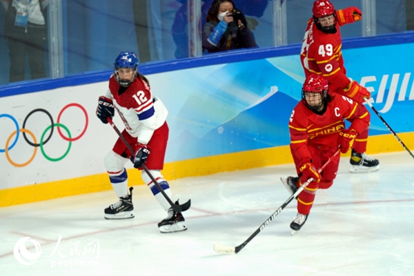 于柏巍(前右)在北京冬奧會女子冰球比賽中。人民網(wǎng)記者 胡雪蓉攝