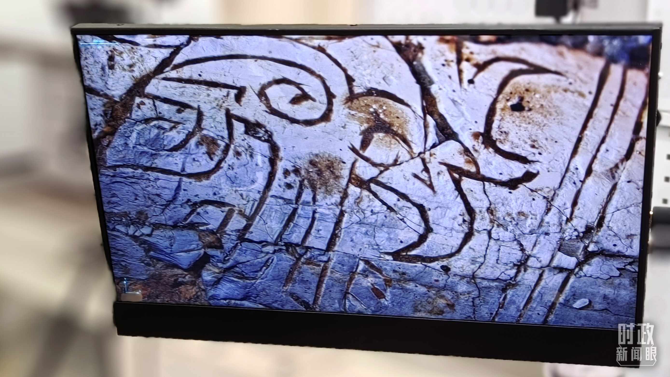 △顯微鏡下，三星堆文物的紋路清晰可見。（總臺(tái)央視記者王萌萌拍攝）