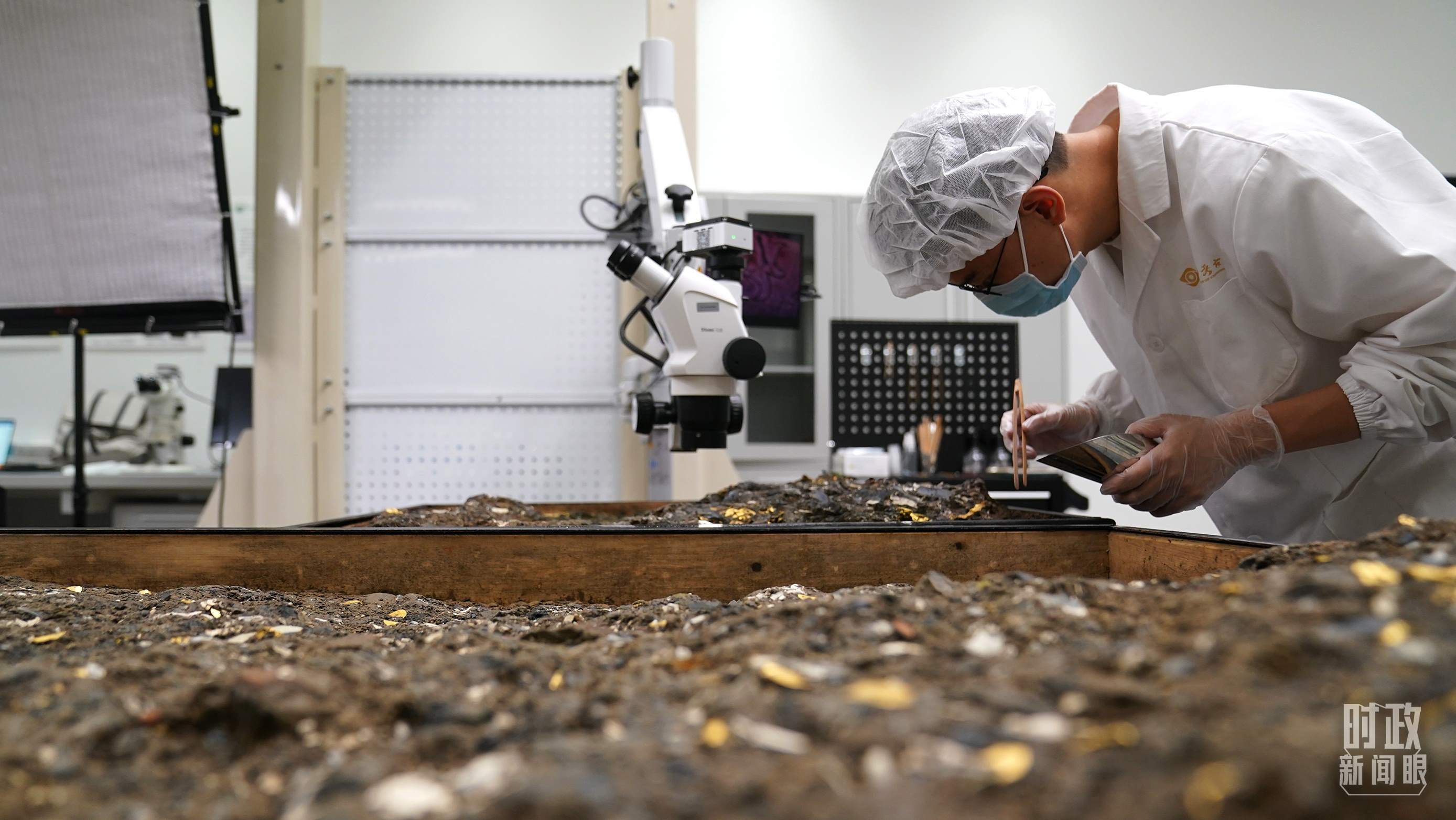 △工作中的三星堆文保人員。（總臺(tái)國(guó)廣記者李晉拍攝）