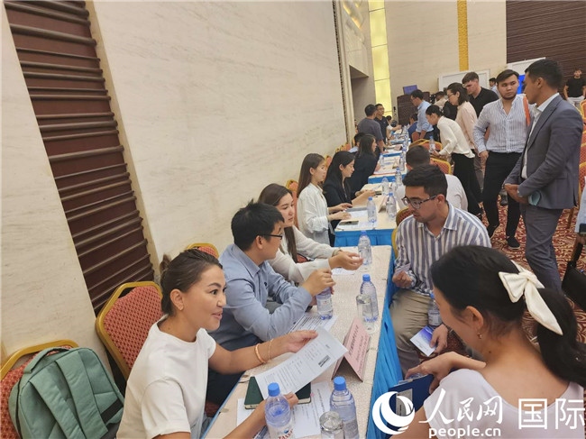 圖為中企代表與哈留華畢業(yè)生現(xiàn)場交流。人民網(wǎng)記者 李強攝