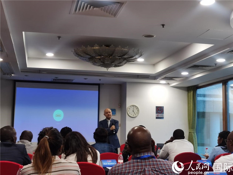 王鯤與研修班學(xué)員互動(dòng)交流。 人民網(wǎng) 孫鴻宇攝