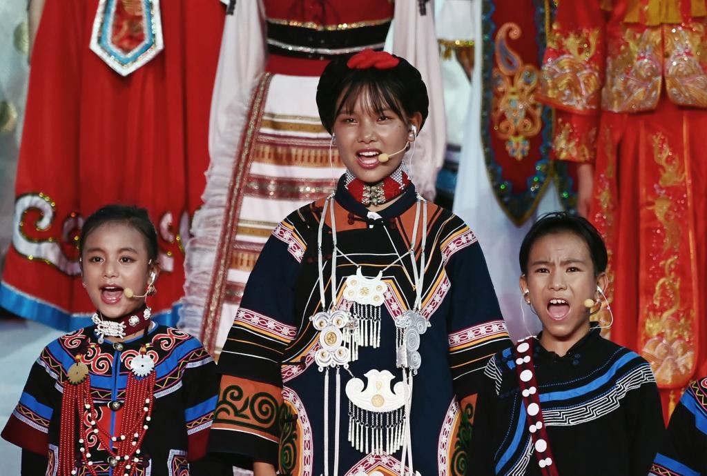 7月28日，吉好有果（中）在開(kāi)幕式上表演。新華社記者陳澤國(guó)攝