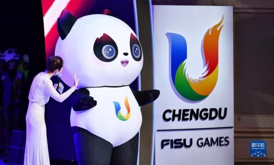 7月29日，成都大運會吉祥物“蓉寶”在聯(lián)歡會現(xiàn)場。新華社記者 張端 攝