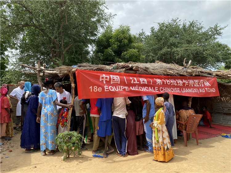 圖為草棚下的就診患者。中國駐乍得醫(yī)療隊(duì)供圖