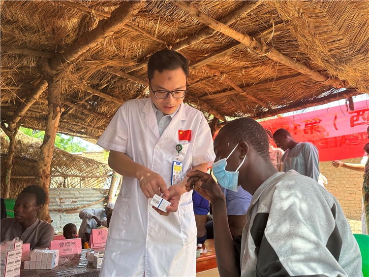 圖為南昌大學(xué)第一附屬醫(yī)院病理科主治醫(yī)師張振東為村民解說藥品使用方法。中國駐乍得醫(yī)療隊(duì)供圖
