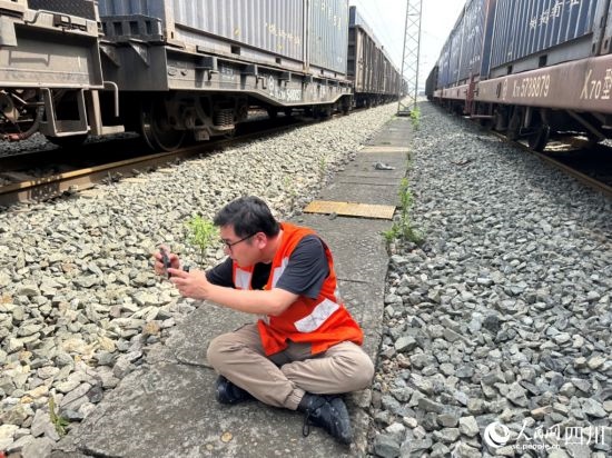 記者在成都北編組站編組場(chǎng)拍攝。人民網(wǎng)記者 王紹紹攝