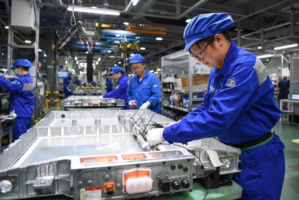 在位于江蘇常州溧陽的上汽時代動力電池系統(tǒng)有限公司，工人在車間進行電池生產(chǎn)（2023年2月16日攝）。常州市擁有鋰電池電芯及配套生產(chǎn)企業(yè)120余家，動力電池產(chǎn)業(yè)2022年實現(xiàn)產(chǎn)值超1700億元。新華社記者 李博 攝