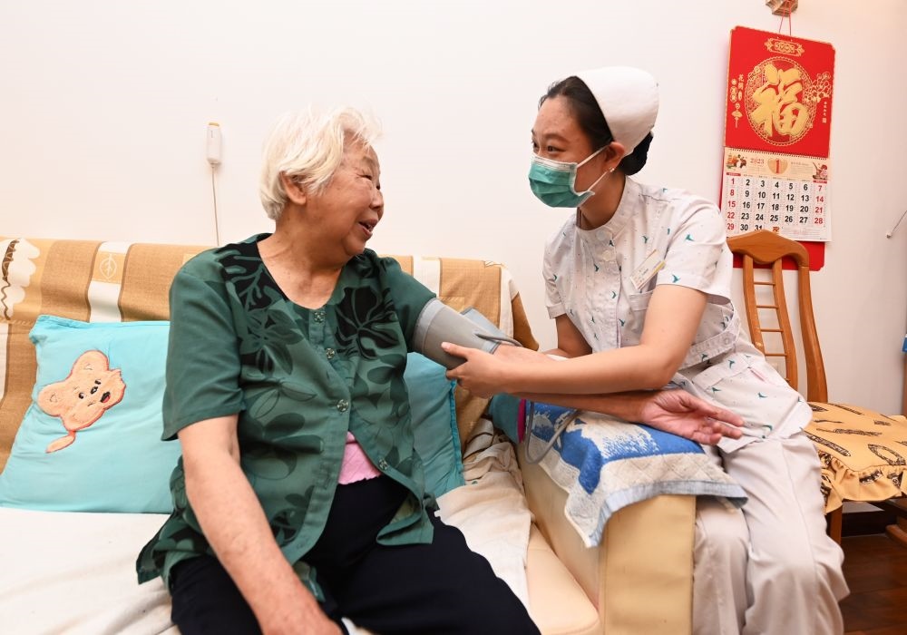 河北廊坊三河市燕達(dá)金色年華健康養(yǎng)護中心醫(yī)務(wù)人員為入住老人測量血壓（2023年7月20日攝）。新華社記者 朱旭東 攝