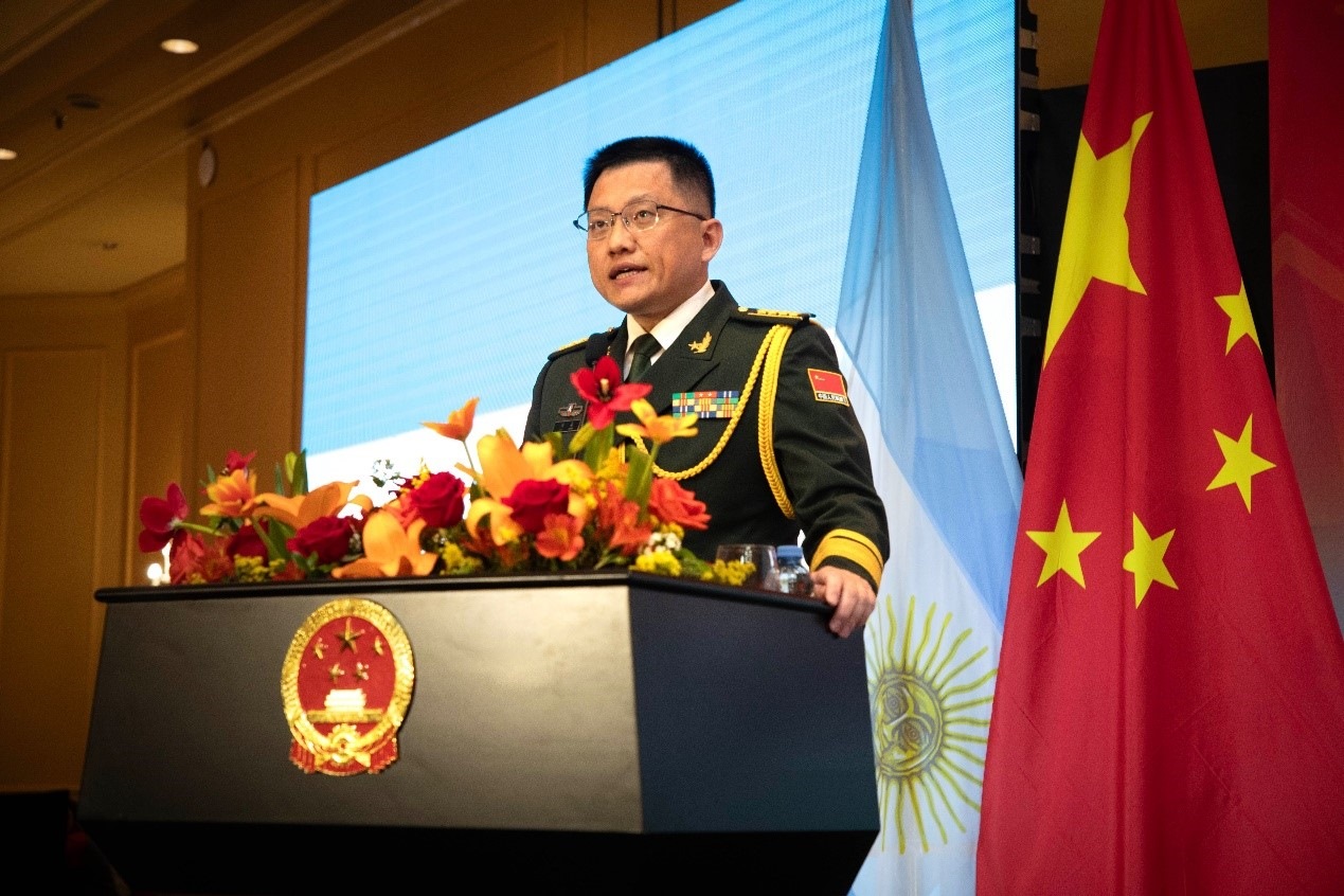 中國駐阿根廷大使館武官劉淼大校致辭。中國駐阿根廷大使館供圖