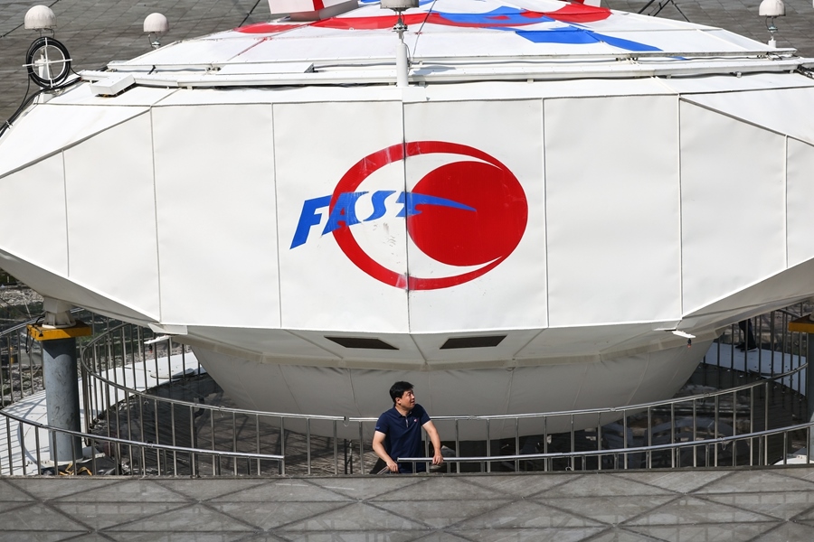 2022年8月25日，F(xiàn)AST運(yùn)行和發(fā)展中心常務(wù)副主任、總工程師姜鵬在饋源艙前（維護(hù)保養(yǎng)期間拍攝）。新華社記者 歐東衢 攝