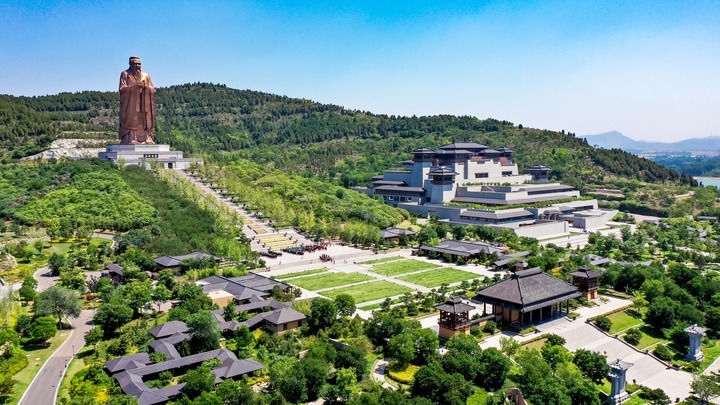 這是2023年6月8日拍攝的山東省曲阜市尼山圣境（無(wú)人機(jī)照片）。新華社記者 郭緒雷 攝