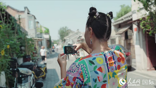 柳芭在胡同里采風(fēng)。人民網(wǎng) 張若涵攝