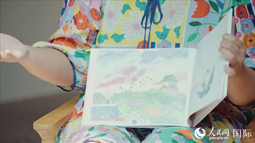 柳芭向人民網(wǎng)記者展示自己的作品。人民網(wǎng) 張若涵攝