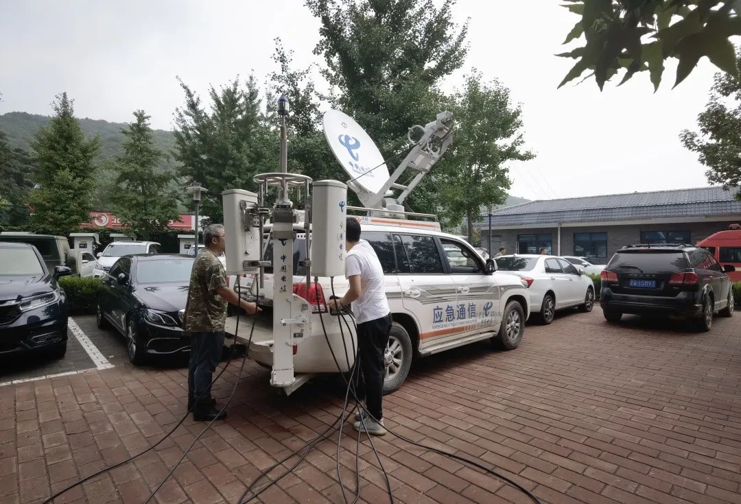 工作人員正在進(jìn)行通信搶修。 受訪者供圖