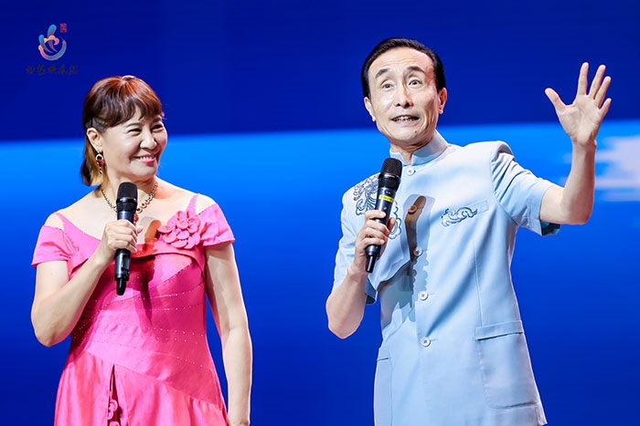 小品表演藝術(shù)家鞏漢林、金珠在演出現(xiàn)場。主辦方供圖