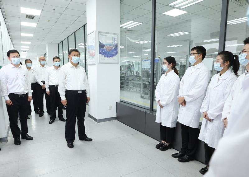 2023年7月6日，習(xí)近平總書記在江蘇南京市考察南瑞集團(tuán)有限公司，同年輕研發(fā)人員親切交流。