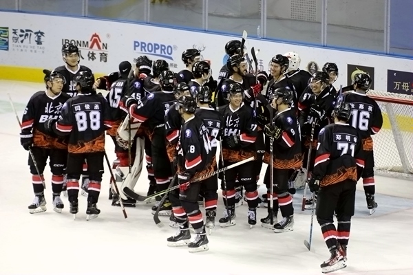 北京隊慶祝奪冠。人民網(wǎng)記者 胡雪蓉攝