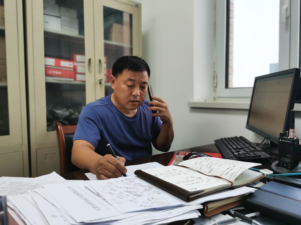 曾田榮正在辦公室內工作。新華社記者 孫凡越 攝