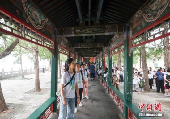 圖為學(xué)員們游覽長(zhǎng)廊。<a target='_blank' href='/'><p align=