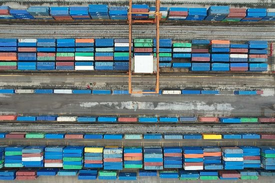 在廣州東部公鐵聯(lián)運(yùn)樞紐（增城西站），工作人員在進(jìn)行集裝箱轉(zhuǎn)運(yùn)工作。廣州交通投資集團(tuán)有限公司供圖