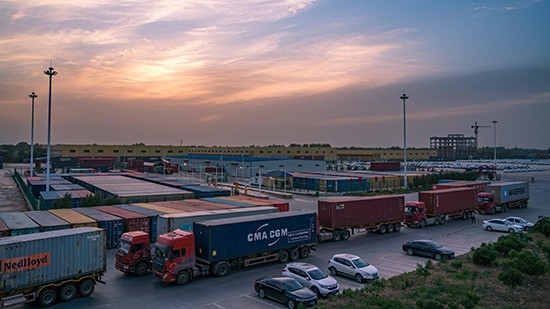 石家莊國際陸港內整裝待發(fā)的集裝箱。 石家莊國際陸港供圖