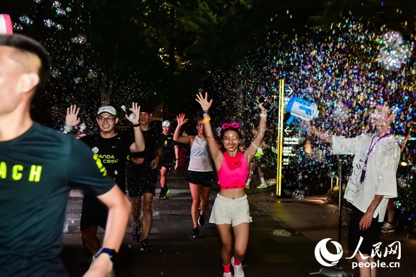 運(yùn)動(dòng)愛(ài)好者參加上海外灘楓徑NIKE熒光跑。圖片由BFC外灘金融中心提供