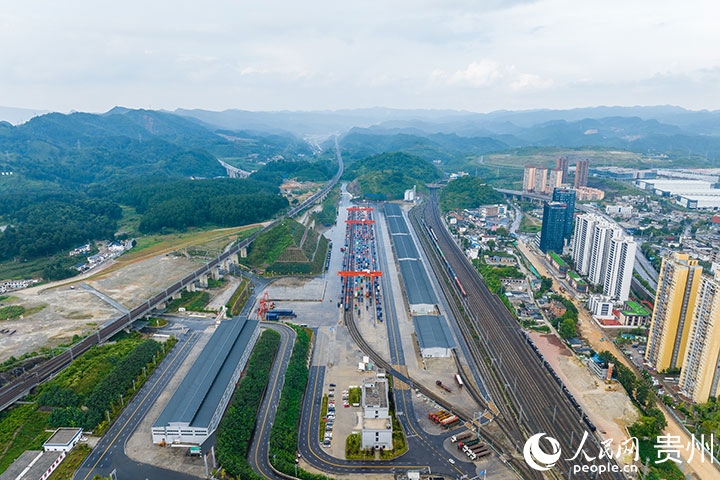 航拍貴陽國際陸港。人民網(wǎng)記者 涂敏攝