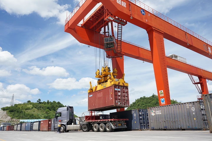 在貴陽國際陸港，正在作業(yè)的龍門吊。貴陽綜保區(qū)供圖