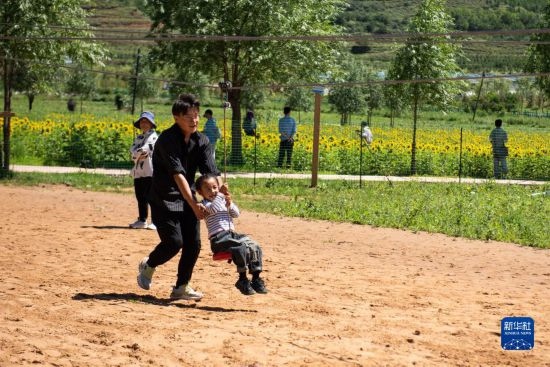 8月12日，游客在寧夏固原市涇源縣大灣鄉(xiāng)楊嶺村玩耍。新華社記者 李旭倫 攝