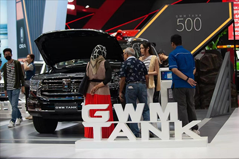 印尼消費者參觀長城汽車的展臺。趙猛 攝