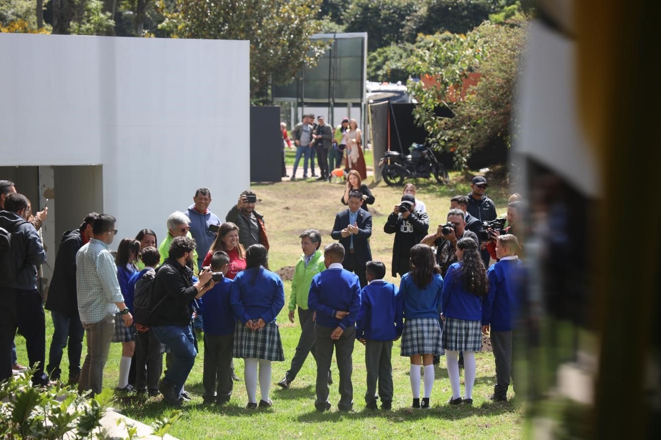 波哥大市長(zhǎng)克勞迪婭·洛佩茲與參加活動(dòng)的學(xué)生代表交流。中國(guó)港灣波哥大地鐵一號(hào)線項(xiàng)目供圖