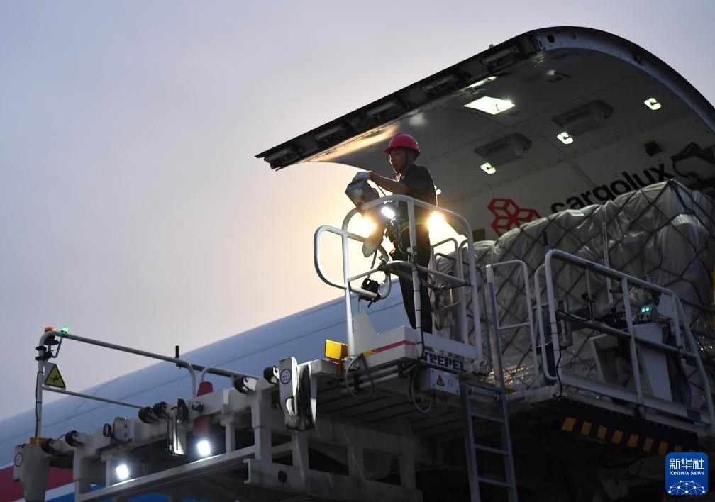 8月1日，工作人員在中國鄭州新鄭國際機(jī)場(chǎng)為一架盧森堡貨航貨機(jī)裝貨。新華社記者 李嘉南 攝