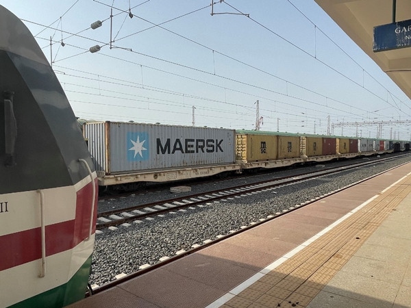 亞吉鐵路吉布提那噶德車站的貨運(yùn)車廂。人民網(wǎng)記者 趙艷紅攝