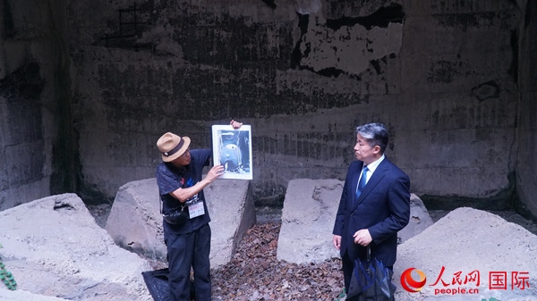 毒氣島歷史研究所事務(wù)局長(zhǎng)山內(nèi)正之在毒氣儲(chǔ)存遺址為大家介紹日軍發(fā)動(dòng)毒氣戰(zhàn)的罪證。人民網(wǎng) 蔣曉辰攝