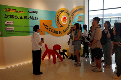 記者團(tuán)在輝山英才社區(qū)采訪。北京外國語大學(xué) 許青攝