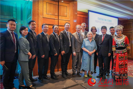 張家界文化旅游推介會部分嘉賓合影。人民網(wǎng) 郭錦標攝