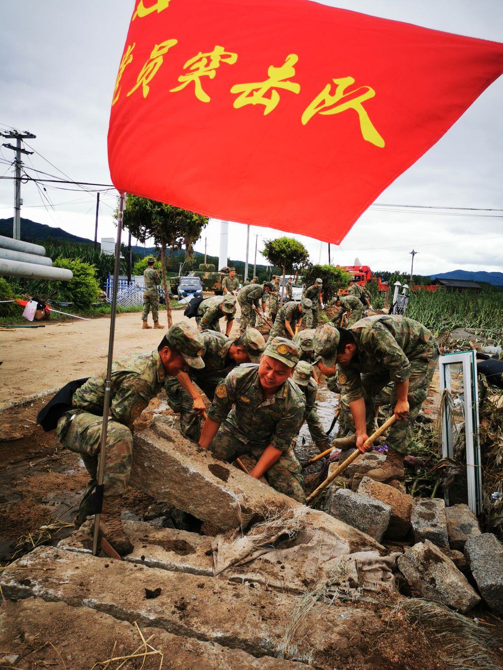 8月7日，陸軍第78集團(tuán)軍某旅組織黨員突擊隊(duì)在吉林舒蘭市七里鄉(xiāng)清理路障。新華社發(fā)（劉洋 攝）