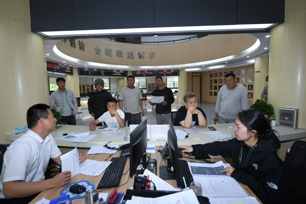 浙江省安吉縣社會(huì)治理中心工作人員在處理群眾信訪訴求（5月8日攝）。新華社記者 翁忻旸 攝