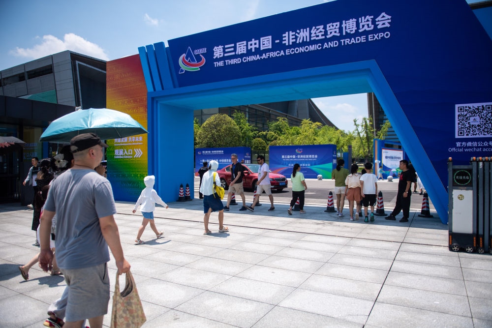2023年7月2日，在長沙國際會展中心，觀眾進入中非經(jīng)貿(mào)博覽會展會現(xiàn)場。新華社記者 陳思汗 攝