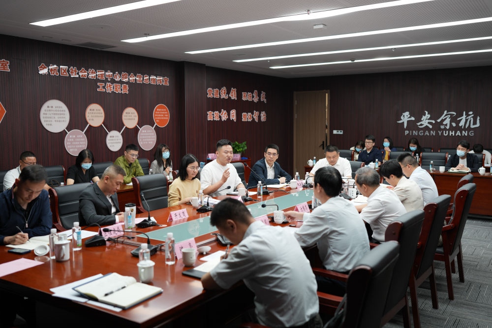 浙江省信訪局領(lǐng)導(dǎo)和相關(guān)領(lǐng)導(dǎo)組成的下訪團(tuán)在杭州市余杭區(qū)社會(huì)治理中心接受群眾上訪（5月25日攝）。新華社記者 翁忻旸 攝