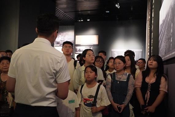 （講解員為記者團同學們講述歷史。北京舞蹈學院 全峻汐攝