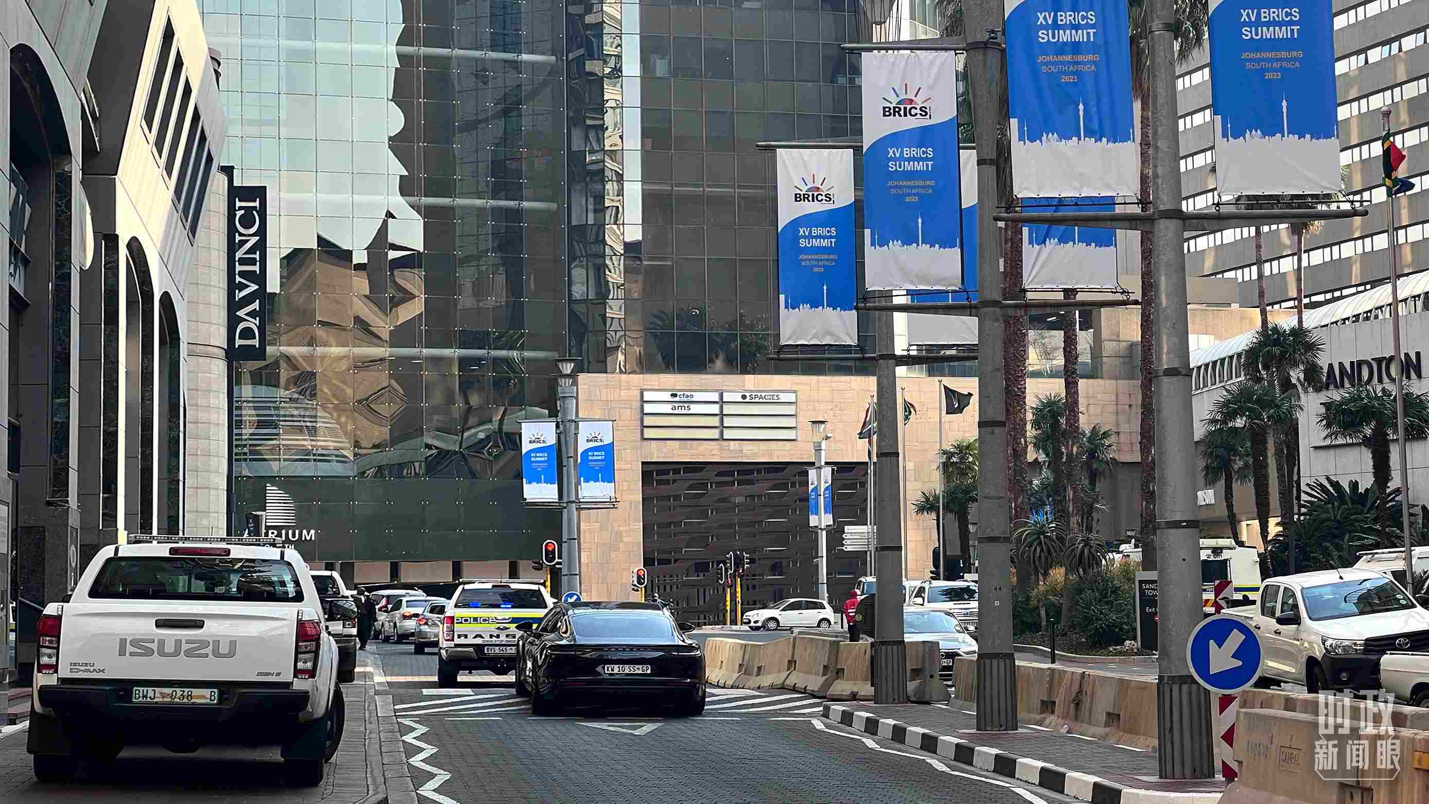 △約翰內(nèi)斯堡，街頭懸掛金磚峰會條幅。（總臺央視記者韓銳拍攝）