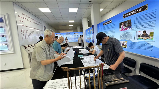 臨潢家園社區(qū)居民在書法練習(xí)室練習(xí)書法。人民網(wǎng)記者 金洪花攝