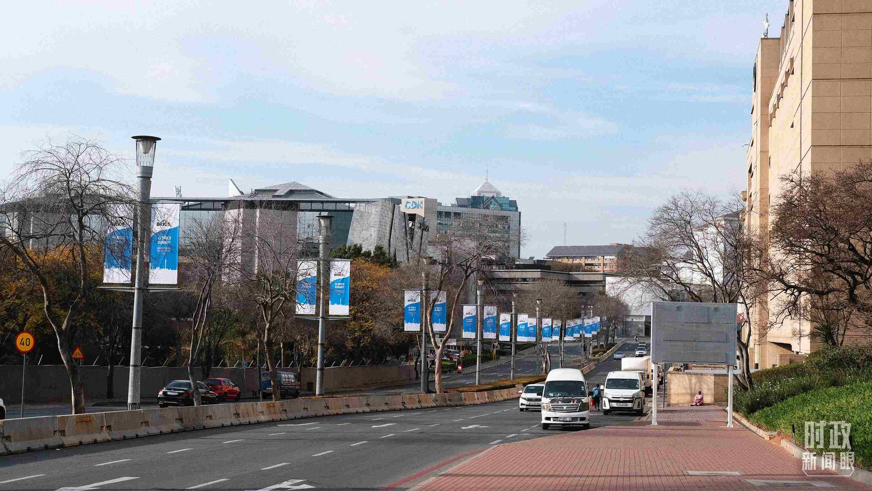 △約翰內(nèi)斯堡，街頭懸掛金磚峰會條幅。（總臺央視記者盧心雨拍攝）