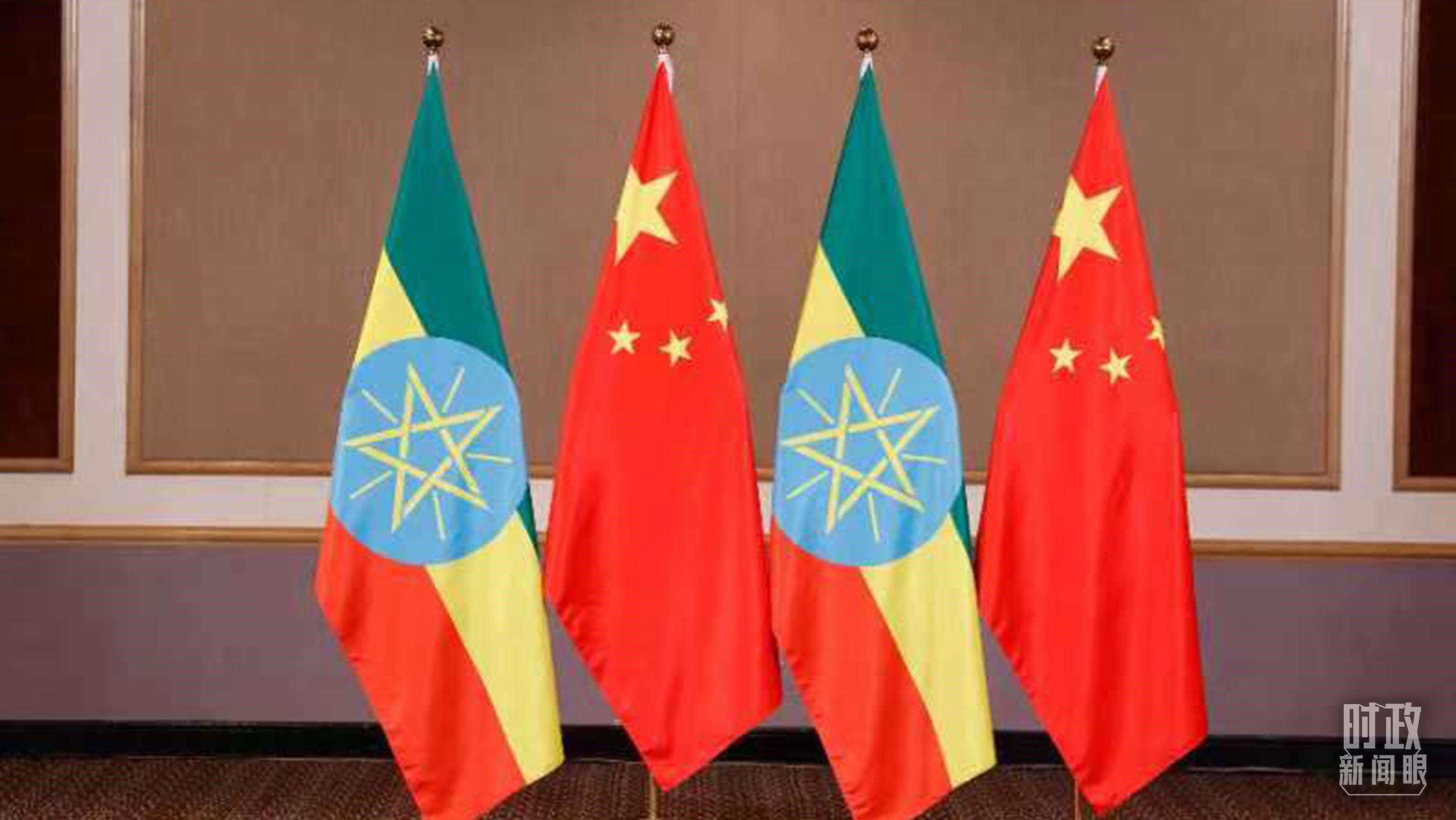 △會見現(xiàn)場的中國、埃塞兩國國旗。（總臺央視記者耿小龍拍攝）