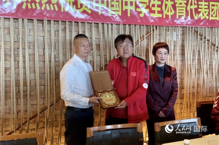 巴西中國和平統(tǒng)一促進(jìn)會(huì)會(huì)長王俊曉向中國中學(xué)生體育代表團(tuán)團(tuán)長劉立新贈(zèng)送紀(jì)念品。人民網(wǎng)記者 宋亦然攝