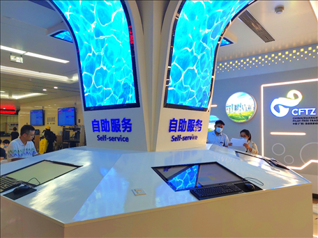 市民在中國（廣西）自由貿(mào)易區(qū)南寧片區(qū)綜合服務(wù)大廳辦理業(yè)務(wù)。人民網(wǎng) 付華周攝