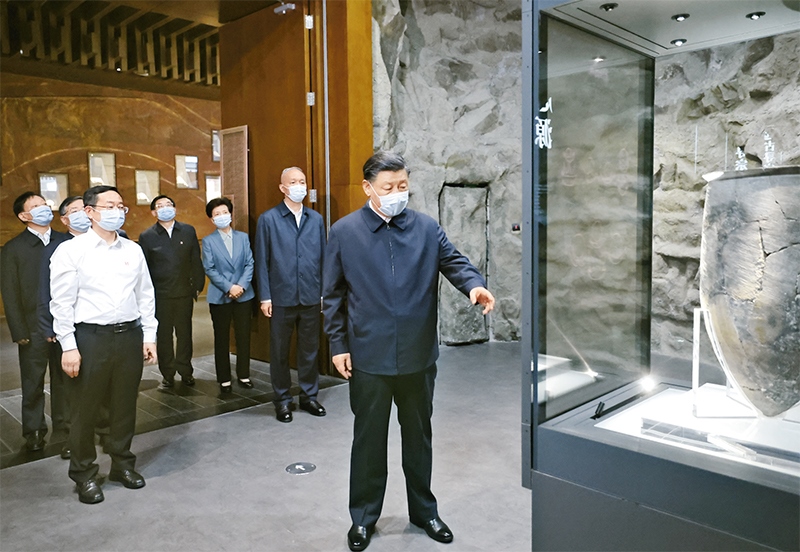 2023年6月2日，中共中央總書記、國家主席、中央軍委主席習近平在北京出席文化傳承發(fā)展座談會并發(fā)表重要講話。這是座談會前，習近平2日下午在中國歷史研究院考察。 新華社記者 鞠鵬/攝