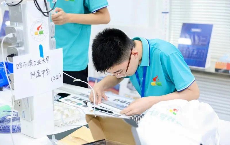 △今年7月，“逐夢(mèng)蒼穹”科技主題教育活動(dòng)在北京市八一學(xué)校舉辦。來自全國各地的百余名師生，在動(dòng)手實(shí)踐中學(xué)習(xí)航天知識(shí)、提高創(chuàng)新能力。